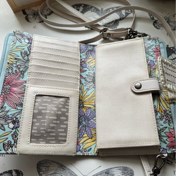 Sakroots large smartphone wristlet wallet, Pastel Flower Garden, Crossbody Bag - Picture 5 of 9